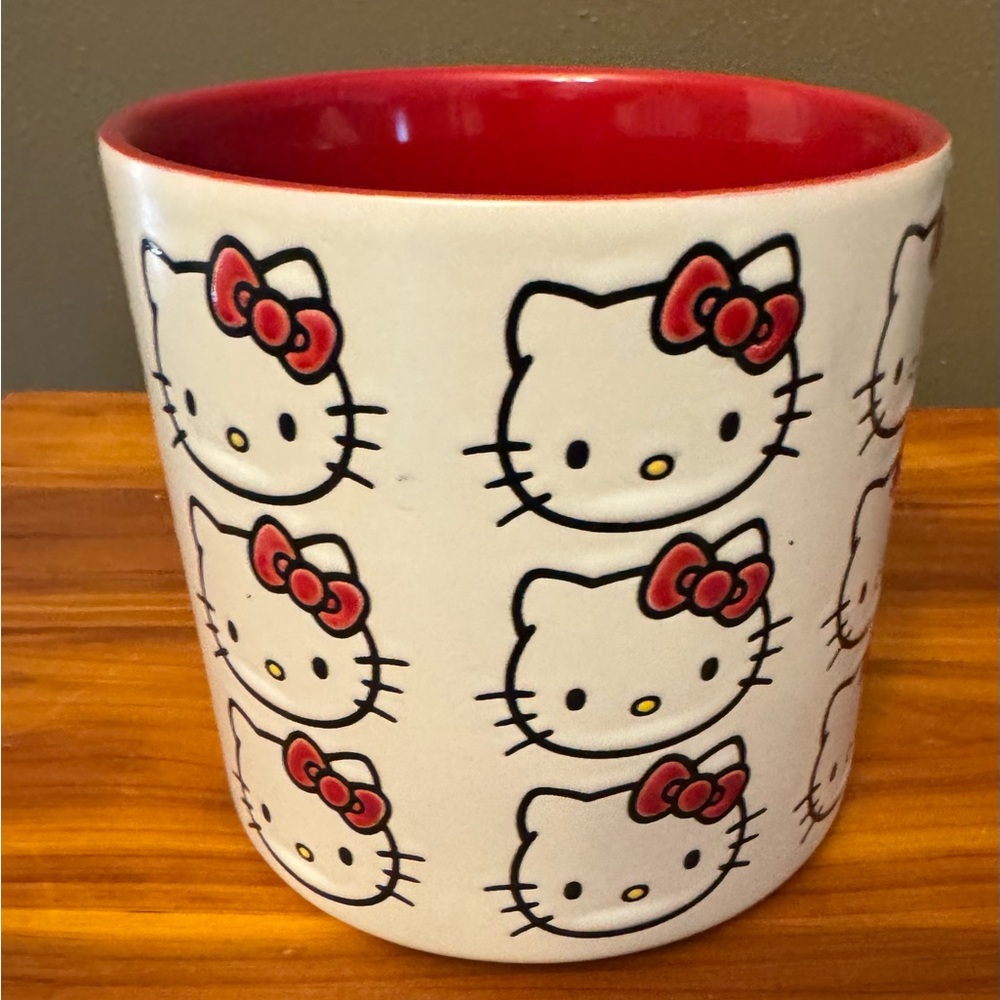 Hello Kitty Red and White planter with removable plug